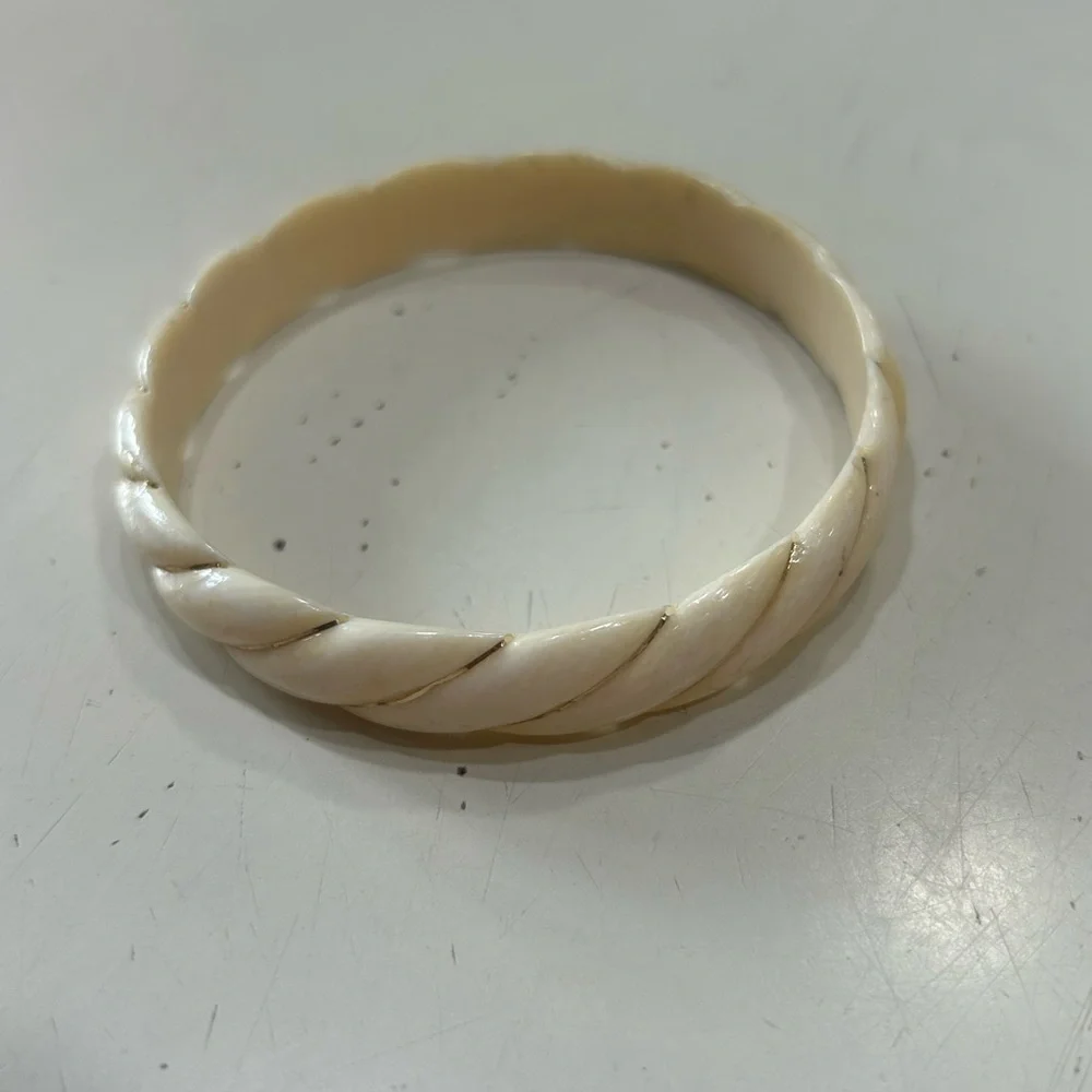 One of two Elegant Ivory with 14 Karat Gold Wire Twisted Bracelet. - Picture 3 of 8